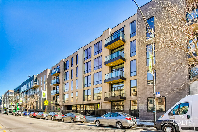 Foto del edificio - High End, All New Lakeview Mid-Rise! Condo...