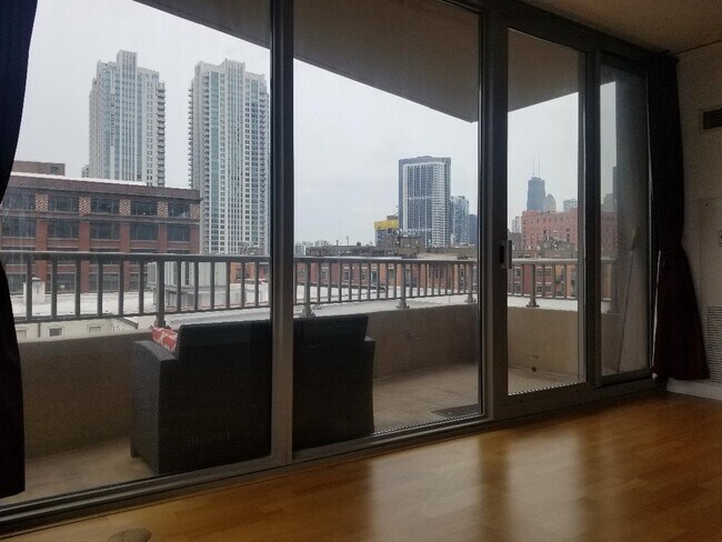 Foto del edificio - Extra Spacious Corner 1 Bed Condo set in Chicago's Desirable West Loop Neighborhood! Ready 6/1!