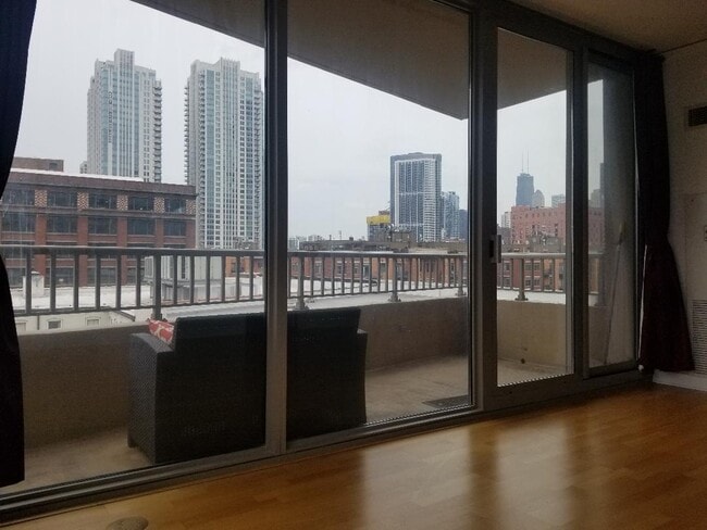 Building Photo - Extra Spacious Corner 1 Bed Condo set in Chicago's Desirable West Loop Neighborhood! Ready 6/1!