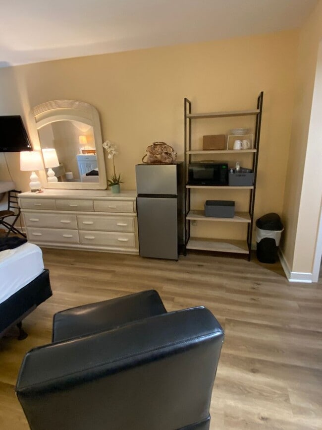 Building Photo - Beautiful 1BR/1BA Studio Condo Utilities I...