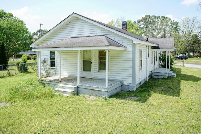 Building Photo - Newly Renovated Two Bedroom Home!