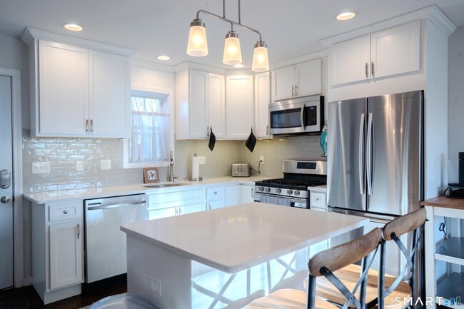 Building Photo - 348 Buckingham Ave