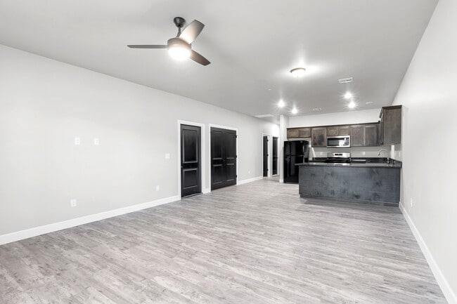 Building Photo - 605 E Pams Dr