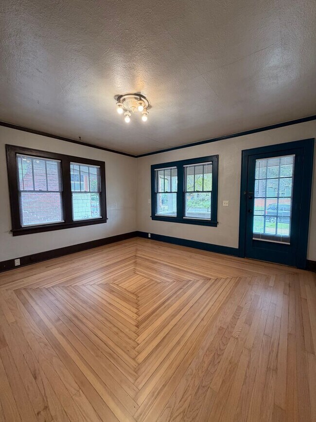 Foto del edificio - Corner lot 2-bedroom Bungalow