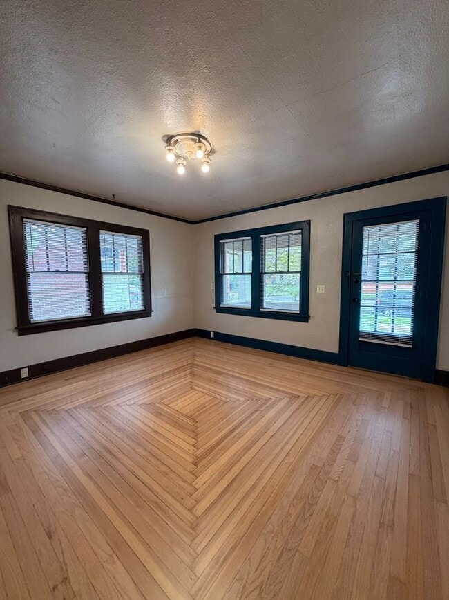 Building Photo - Renovated 2-Bedroom Bungalow close to downtown