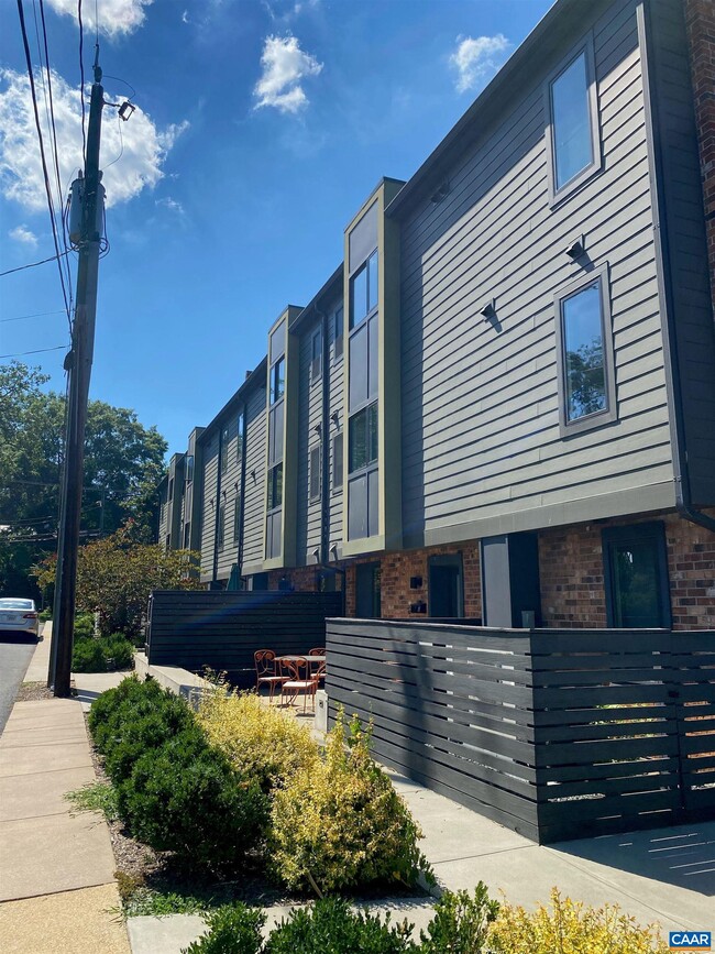 Foto del edificio - 630 Park Ln E