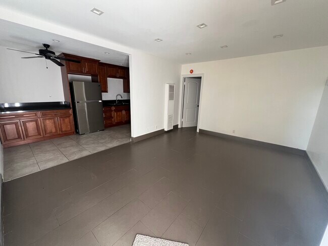 Building Photo - 6906 Marbrisa Ave