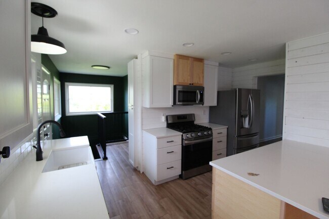 Building Photo - 129 W 39th Ave