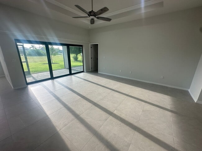 Building Photo - Available Now- 3 Bedrooms + Den - 2 Bathro...