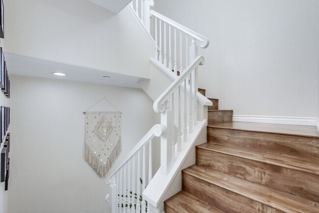 Foto del edificio - Spacious 3 Bed / 3 Bath Townhome with 2-Car Garage in Gated San Marcos Community