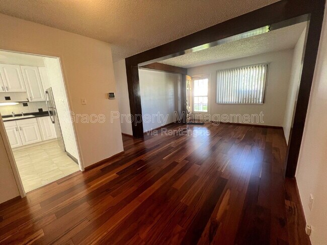 Building Photo - 8910 Hoyt Dr