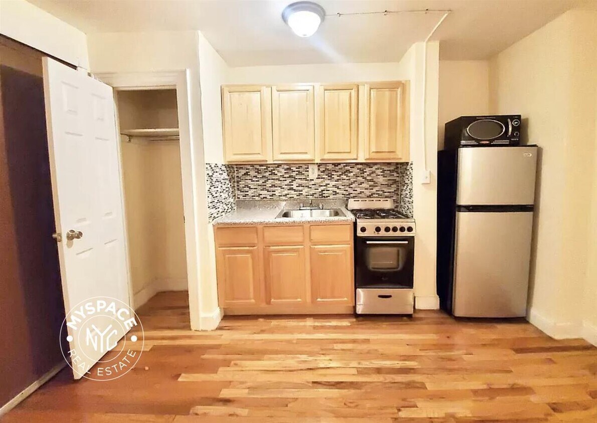 Building Photo - 33 Brevoort Pl