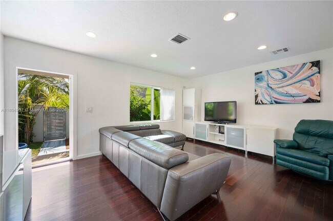 Foto del edificio - 2401 SW 26th St