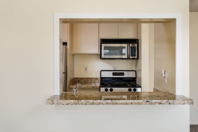 Building Photo - Executive Condo in Diamond Heights