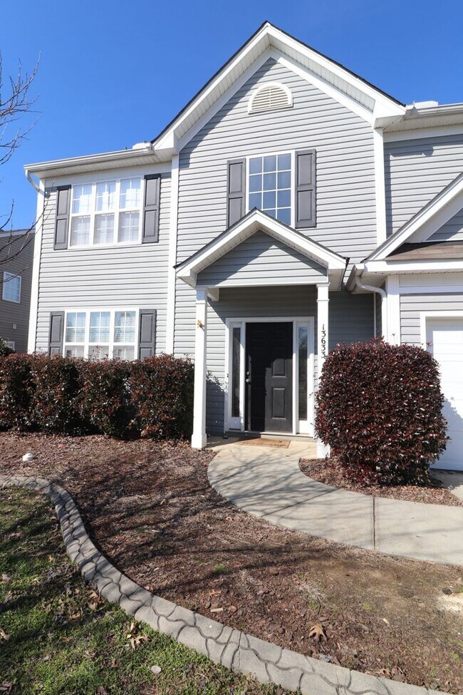 Foto del edificio - Well maintained 3 bedroom 2.5 bath home ne...