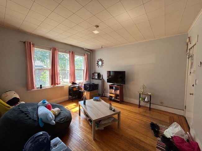 Building Photo - 2 BR/1 BA Apartment in a Great Minneapolis...