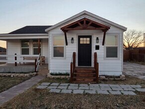 Building Photo - 2001 N Lincoln Ave