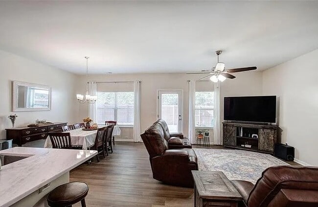 Open floor plan - 31 Bentley Ln SW