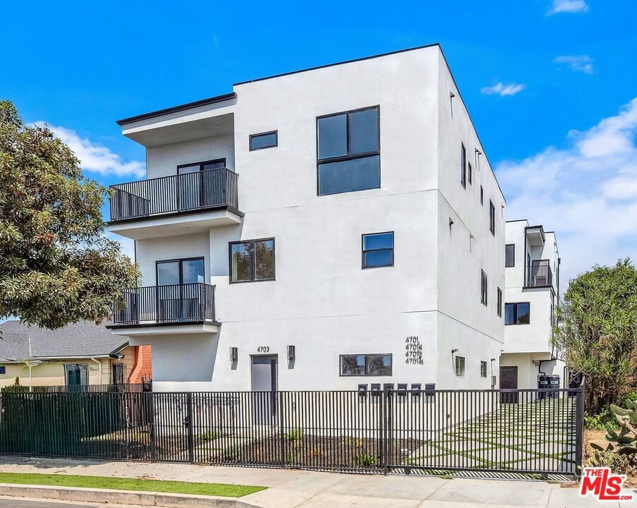 Foto principal - 4703-4704 Saturn St