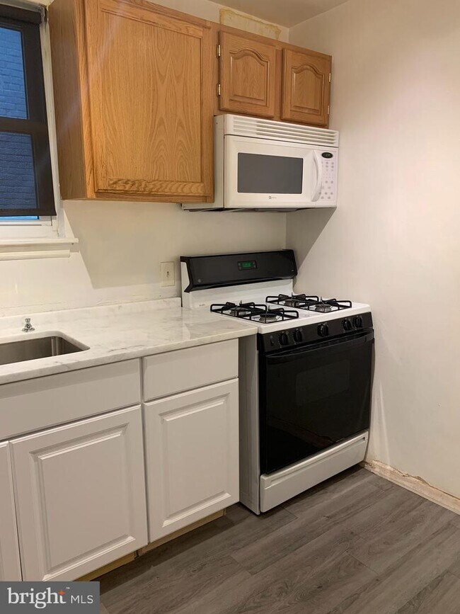 Building Photo - 42 Varnum St NE