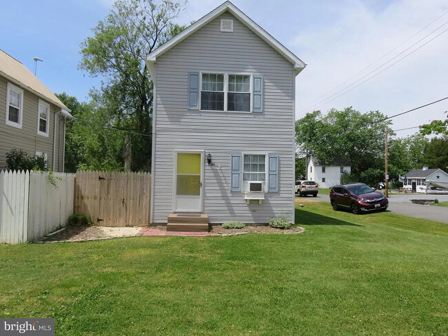 Building Photo - 809 W Caroline St
