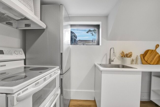 Building Photo - Bachelor Apartment in Coveted Humewood Dis...
