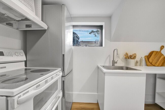 Photo du bâtiment - Bachelor Apartment in Coveted Humewood Dis...
