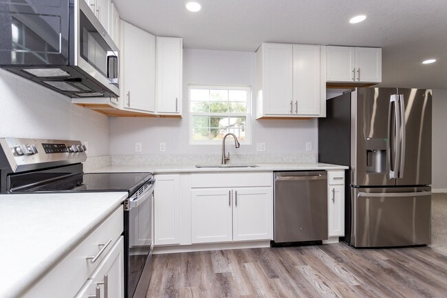 Building Photo - Beautifully Refurbished Home Near Downtown...
