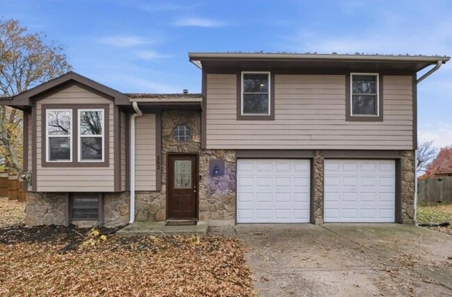 Building Photo - 302 SE Flagstone Dr