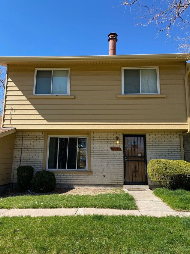Primary Photo - Amazing 3 Bed / 2.5 Bath Townhome in 1st V...