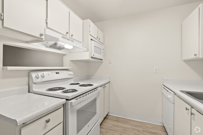 2BR, 2BA - 950SF - Kitchen - College Glen Apartments