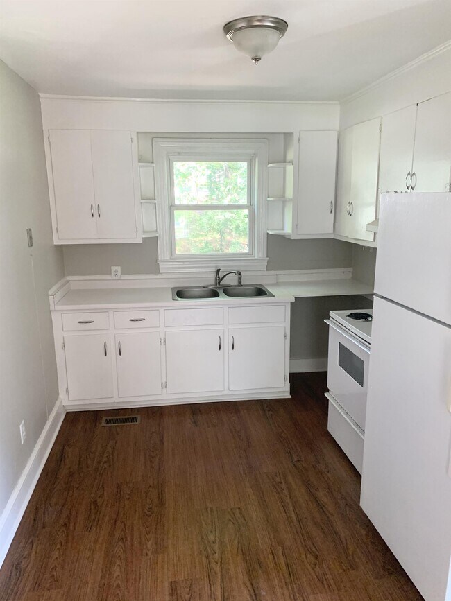 Building Photo - 15 Blythewood Dr
