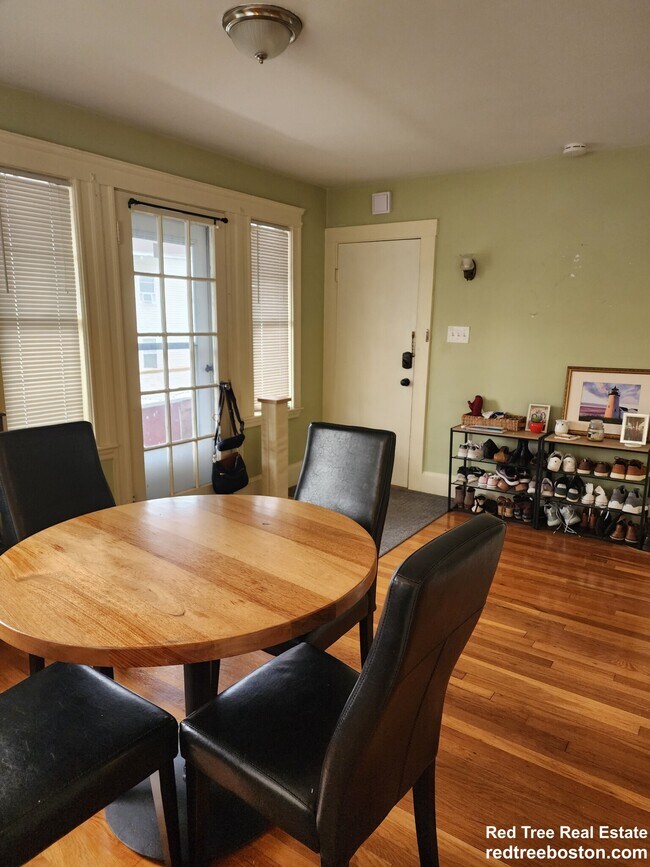 Building Photo - 65 Saxton St