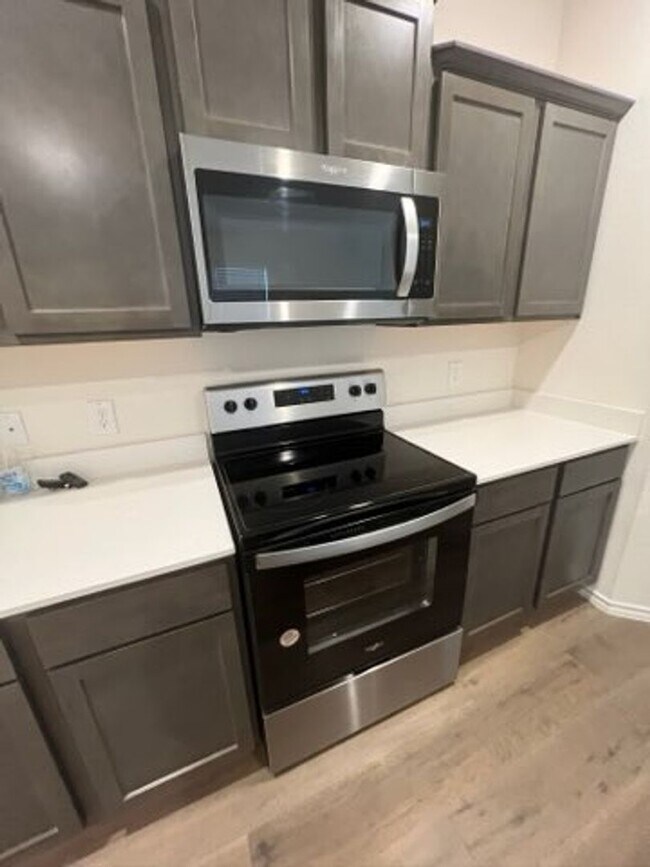 Foto del edificio - Beautiful 3BR 2BA Home w/ Community Pool/Fishing Ponds/Walking Trail Access + Garage Parking + Qu...