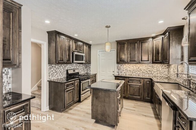 Building Photo - 4 br, 2 bath House - 530 N Oakland Circle ...