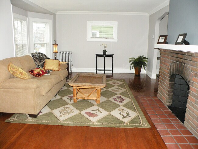 Foto del edificio - 3 Bedroom & 1 Full Bathroom Colonial for Rent!