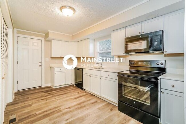 Foto del edificio - 3 Bedroom Pet-Friendly Home in MARTINSVILLE, IN with Main Street Renewal