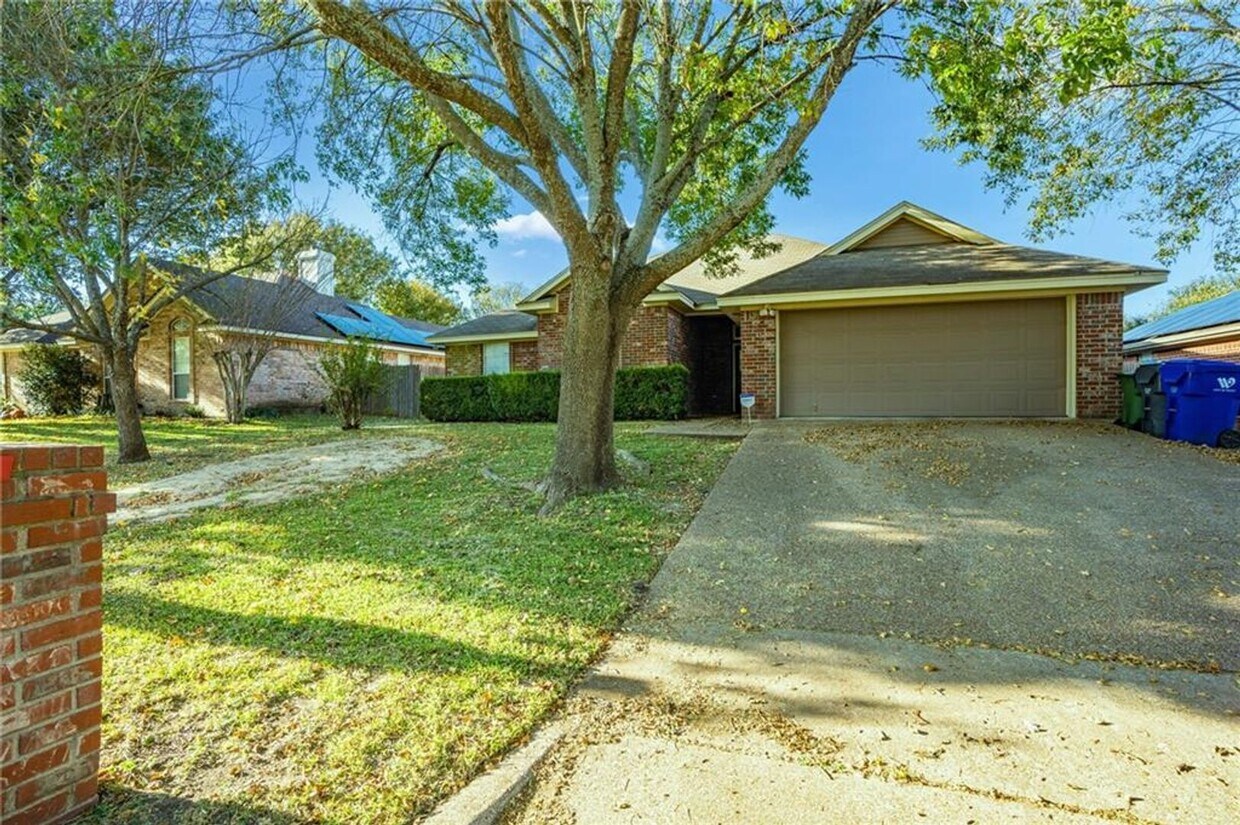 Foto principal - Great 4-Bedroom / 2-Bathroom in Midway ISD