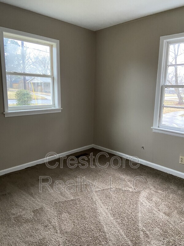 Building Photo - 599 Circle Dr