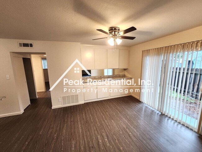 Foto del edificio - A Spacious Citrus Heights 2bd/1ba Duplex w...