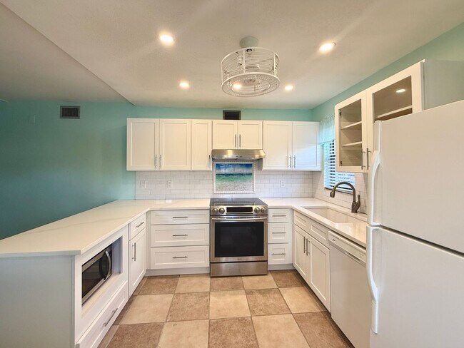 Building Photo - You Will LOVE this Ground Floor 2 Bedroom - Water Included (55+ Community)