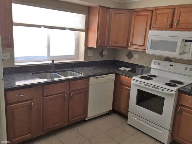 Building Photo - 2 br, 1 bath Apartment - 5856 W Higgins Ave