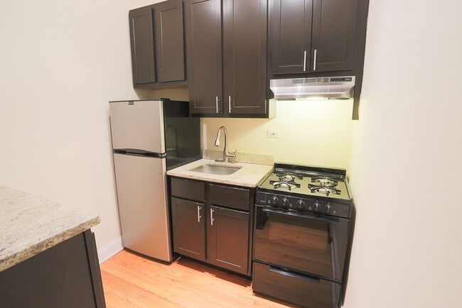 Building Photo - 4614 N Paulina St