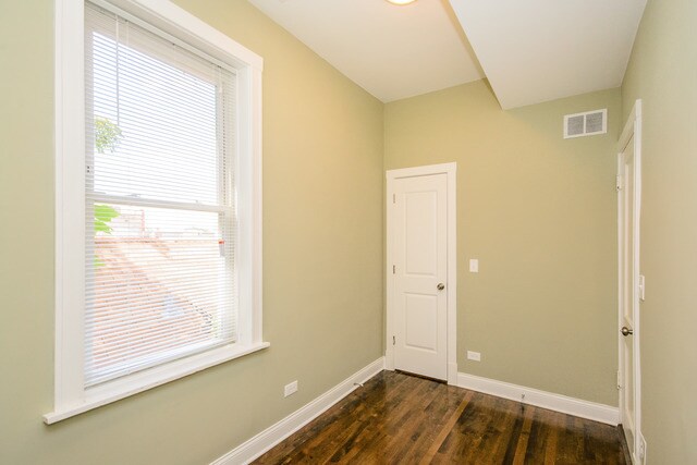 Foto del edificio - 2352 N Drake Ave