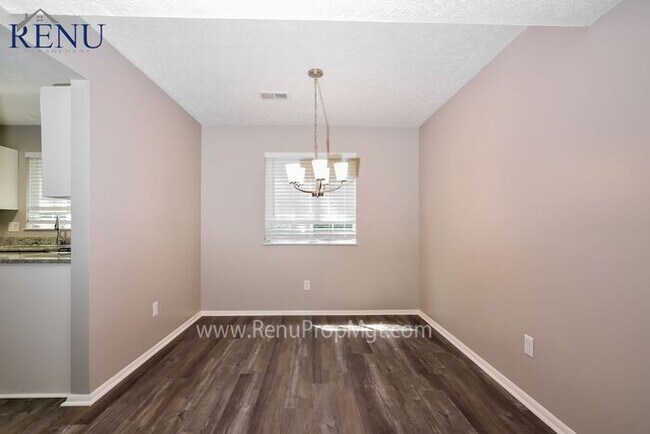 Building Photo - Available Now! 3 beds & 2.5 Baths