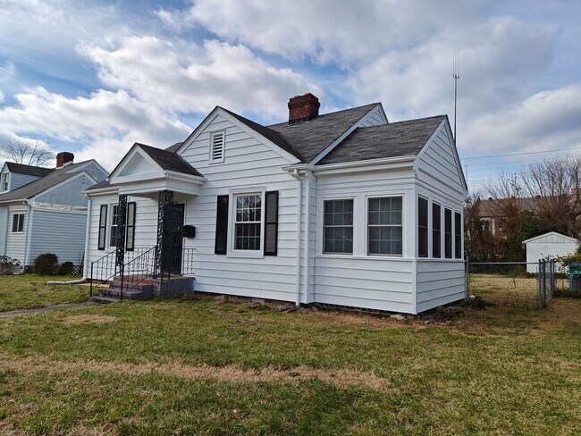 Building Photo - 2 bedroom home with fenced in rear yard