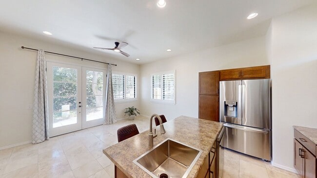 Building Photo - Beautiful View in the Oak Hills Estates - 2 bed 2 bath