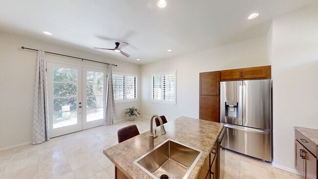 Foto del edificio - Beautiful View in the Oak Hills Estates - 2 bed 2 bath