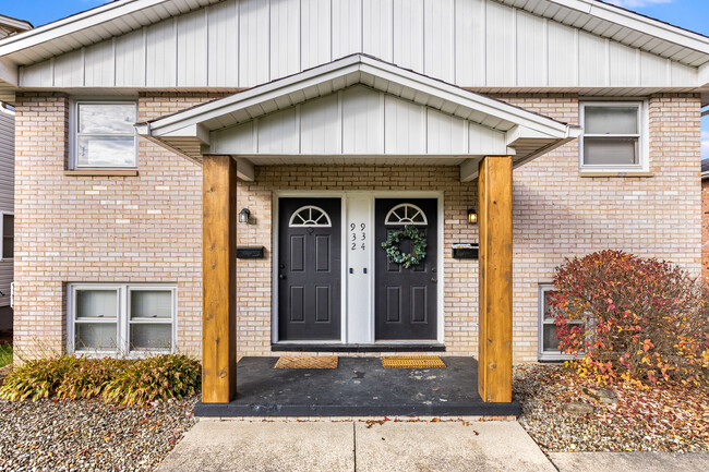 Cute front patio - 932 N Highland Ave