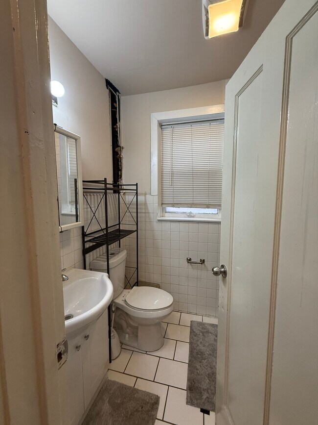 Aún no parcheado ni repintado - 5207 S Artesian Ave